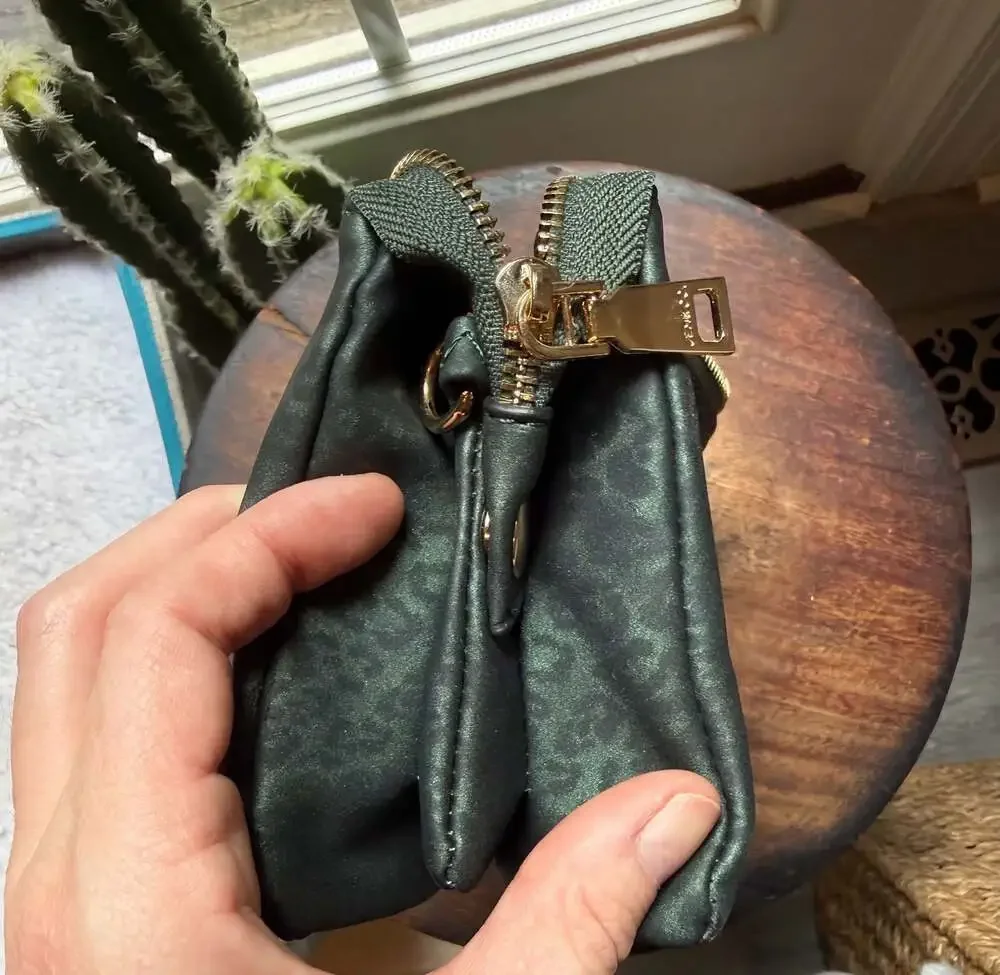 Jen & Co. Green Leopard Print Multi-Compartment Wristlet Clutch